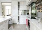 Dapur putih yang telah direnovasi berubah menjadi ruang bersosialisasi yang memukau