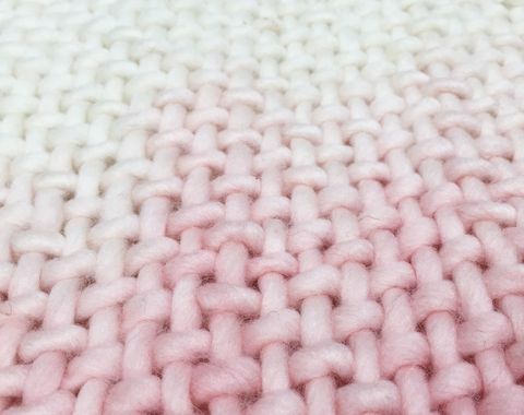 Pink Dip-Dyed Ombre Throw Rajutan