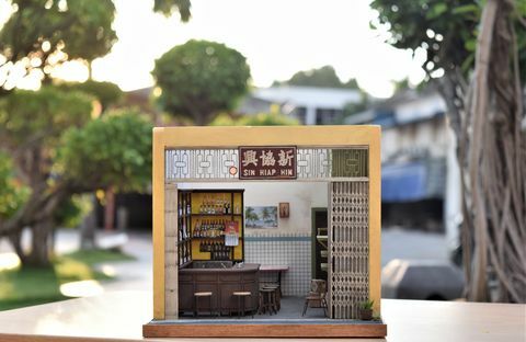 replika miniatur batang, yang ditampilkan dengan pepohonan di latar belakang untuk skala