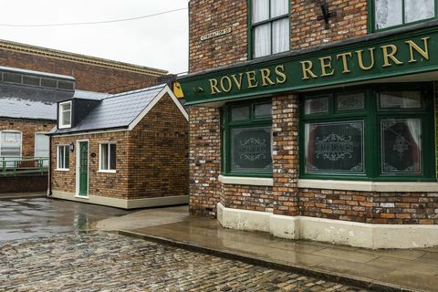 penggunaan editorial saja 'the rvers' annexe' diresmikan di set jalan penobatan, seperti yang tercantum di airbnb, memberi penggemar pengalaman sekali seumur hidup untuk tinggal di rumah pop up mandiri di atas jalan berbatu, manchester issue date selasa 18 Mei 2021 pa foto selama menginap tamu akan diambil secara pribadi tur set diikuti dengan makan malam hotpot dan kesempatan untuk menonton kredit foto episode corrie klasik selama beberapa dekade harus dibaca fabio de paolapa kawat