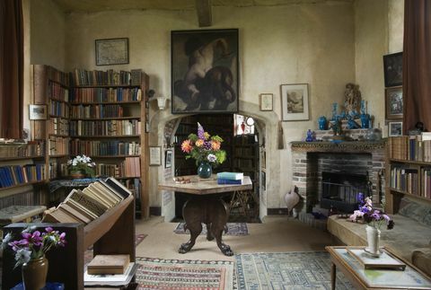 ruang tulis, menghadap ke perapian dan meja heksagonal, di menara di sissinghurst, rumah vita sackville barat dan suami sir harold nicolson, dekat cranbrook, kent ruangan ini adalah tempat suci vita tempat dia menulis buku, puisi, dan artikel berkebun