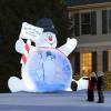 Anda Dapat Memproyeksikan Video di Frosty the Snowman Lawn Inflatable ini