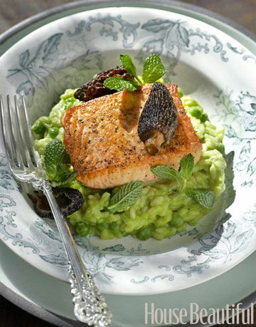 salmon dan risotto di atas piring