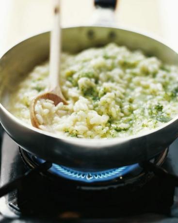 Risotto dengan salad jagung dan bayam pesto