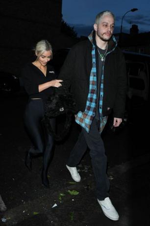 london, england 30 mei kim kardashian dan pete davidson dilihat pada 30 mei 2022 di london, england photo by megagc images