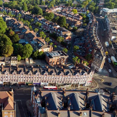 pemandangan udara dari jalan perbelanjaan utama di muswell hill broadway