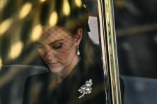 Kate Middleton Mengenakan Penghormatan Halus kepada Ratu untuk Melihat Raja Berbaring Dalam Keadaan