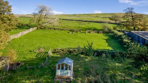 sebuah pondok batu abad ke-17 yang baru direnovasi yang indah di jantung lembah yorkshire tersedia dengan harga £ 775.000