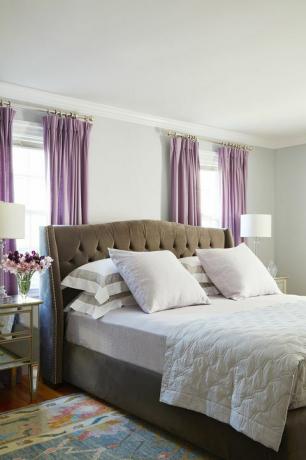 kamar tidur, tirai ungu, tempat tidur abu-abu