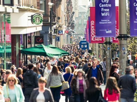 Jalan Buchanan di Glasgow sibuk dengan pembeli