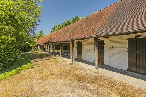 Rumah pedesaan Checkers Manor dengan kolam renang dijual di Buckinghamshire