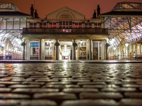 Covent Garden Piazza di malam hari dengan cahaya yang terpantul di batu bulat