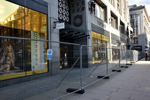 london, united kingdom 12 februari 2021 topshop sekarang menjadi bagian dari asos, toko utama oxford street sekarang dipagari dan dikosongkan