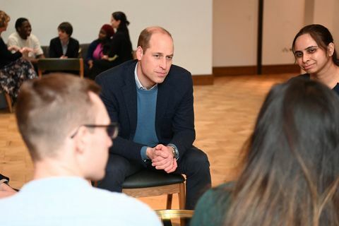 pangeran william inggris, duke of cambridge c berbicara dengan penerima beasiswa bafta dan beasiswa bafta selama kunjungan ke markas yang baru direnovasi akademi seni film dan televisi Inggris bafta di london pada 27 Januari 2022 foto oleh paul grover pool afp foto oleh paul groverpoolafp via getty images