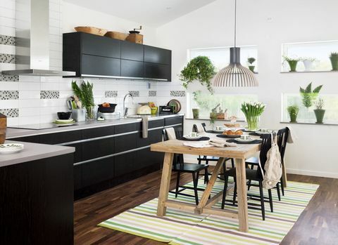 Dapur modern dengan meja makan