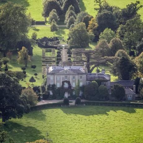 inggris, gloucestershire satu mil barat daya tetbury terletak rumah bergaya georgia charles, pangeran wales, highgrove kediaman abad ke-18 dikelilingi oleh 900 hektar tanah organik yang saat ini ditanami oleh kadipaten cornwall