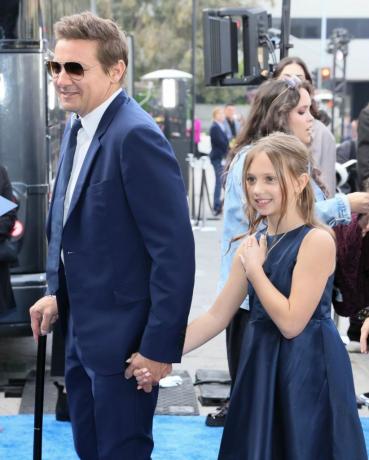 los angeles, california 11 april jeremy renner dan ava berlin renner menghadiri disneys original series rennervations los pemutaran perdana angeles di teater desa kabupaten pada 11 April 2023 di los angeles, california foto oleh rodin eckenrothfilmmagic