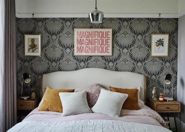 kamar tidur dengan wallpaper metalik bola jauh
