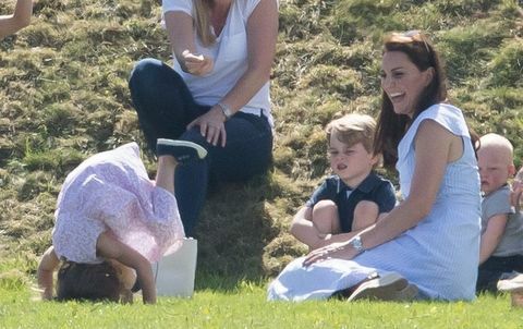 Prince George dan Princess Charlotte Mainkan dengan Kate Middleton