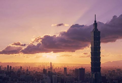 Taipei 101 mendominasi pemandangan saat matahari terbenam di atas kota