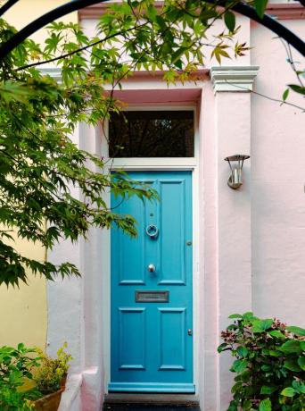 cat pintu depan, arsitektur eksterior rumah hunian bertingkat di kawasan notting hill, kawasan makmur london, uk