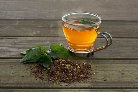 Secangkir teh rooibos di papan kayu