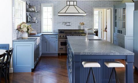 dapur biru dan putih dengan desain klasik 