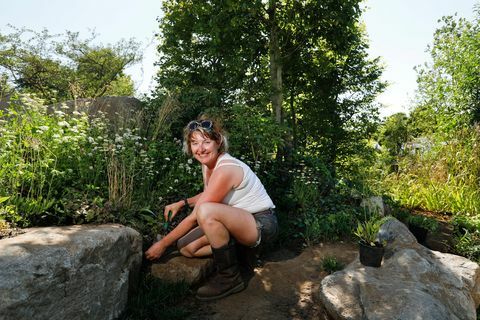 Ann-Marie Powell, perancang taman bekerja di "Countryfile 30th Anniversary Garden" -nya selama pembangunan di RHS Hampton Court Palace Flower Show 2018 - 29 Juni 2018