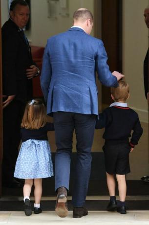 pangeran william menepuk kepala george