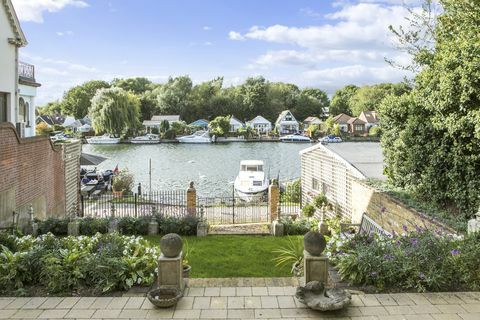 Rumah tepi sungai dengan pemandangan menghadap Sungai Thames