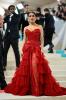 Salma Hayek Mengenakan Ruffled Crimson Ball Gown di Met Gala 2023