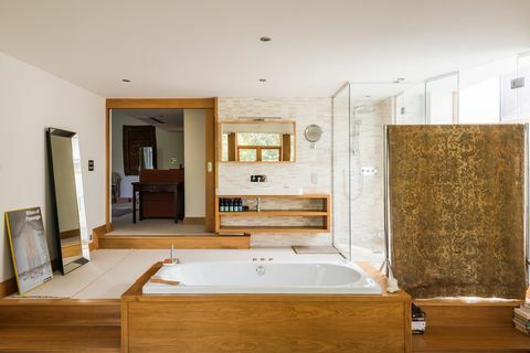 Kamar mandi besar dengan fitur kayu