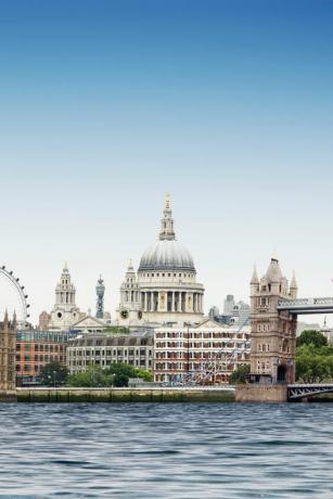 montase london melawan langit biru polos dengan sungai thames di latar depan