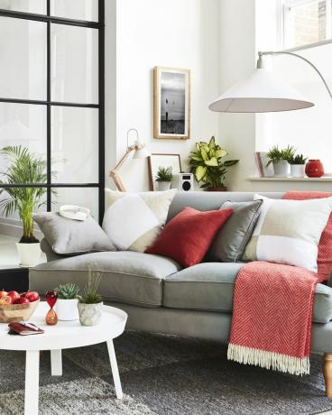 dinding di dulux pure brightwhite matt emulsion, £3276 untuk 5 liter, bq peter dua kursi sofa di plymouth rock hardylinen, £1.190, meja kopi burung parrowaround, £425 meja pixoss putih lampu,£245 baik masa depan maupun yang ditemukan lampu lantai carraway, £295,koneksi perancis leeds woolcarpet terlihat di sampul depan inheadingley, £2499 per meter persegi, rumah koleksi yang indah di karpet permadani kanan, £ 245, headphone bluetooth roti, £ 79, bantal kreafunkgrey termasuk dengan bantal sofa iona dan tara blok berpola, £ 119 masing-masing, bantal hamburan klasik menyembuhkan di perhatikan linen polos, £45, loafshetland wool herringbonethrow, £75, mangkuk bronte bymoonatu sheesham, £4995,nkuku jurnal grand voyager dalam kulit merah, £35, kaca waktu conranshop pengatur waktu, £15,pot bunga sombong dengan piring, dari £9, ruarkr1mk3 sombong, olesi radio digital bluetooth, £19995, notebook john lewislinen a5, £18 masing-masing, juga tanaman rumah, dari pilihan, bq vas carineorange, £8, habitat