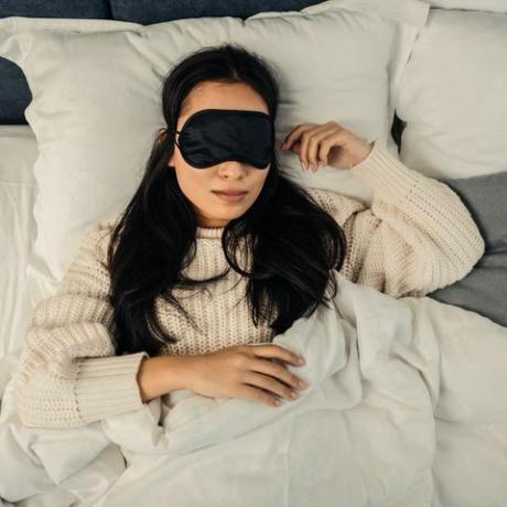 Wanita berambut gelap itu merasa santai saat tidur