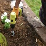 Alat Berkebun Yang Luar Biasa Ini Mengaitkan Ke Bor Daya Anda