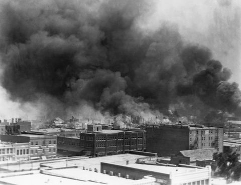 gedung yang terbakar selama pembantaian tulsa tahun 1921