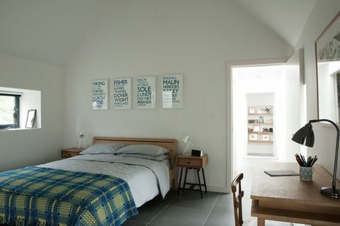 Kamar tidur, renovasi pedesaan di pedesaan Morayshire di utara Skotlandia.