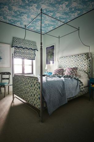 Kamar tidur biru dengan kain pelapis burung dan tempat tidur kanopi