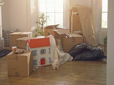 Kamar dengan kotak kemasan rumah boneka dan celengan