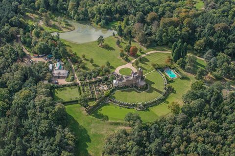 windsor, united kingdom 24 september pemandangan udara adipati windsor kelas ii terdaftar benteng belvedere kediaman kebangkitan gothic ini di taman besar windsor adalah tempat turun tahta ditandatangani pada bulan desember 1936 meninggalkan tahta Inggris foto oleh david goddardgetty gambar-gambar