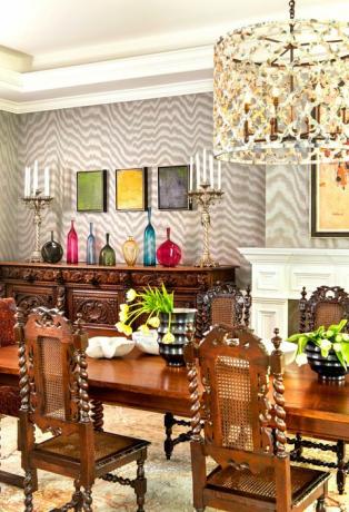 ruang makan dengan meja dan kursi kayu dan wallpaper bergelombang