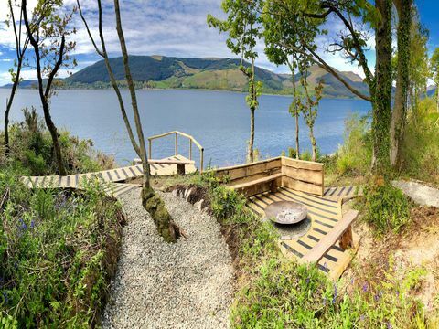 Cape Cove, rumah yang ditampilkan di BBC The Nest, difilmkan di Loch Long, tepat di luar Glasgow