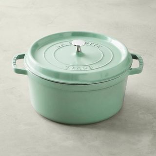 Staub Enamel Besi Tuang Bulat Dutch Oven 7-Qt.