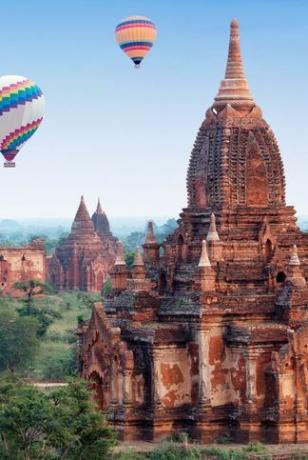 balon udara panas terbang di atas bagan, divisi mandalay, myanmar