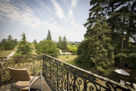 Midi Pyrenees - Chateau - Prancis - balkon - Knight Frank