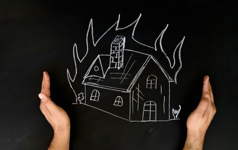 Konsep Asuransi Rumah Pria Melindungi Rumah Dengan Tangan Dari Api
