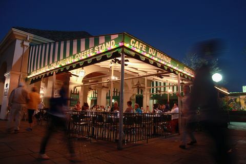 new orleans, la january 28 orang berjalan melewati cafe du monde restaurant di french quarter pada january 28, 2013 in new orleans, louisiana photo by rob carrgetty images