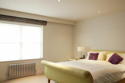 Tempat tidur dan radiator di kamar modern