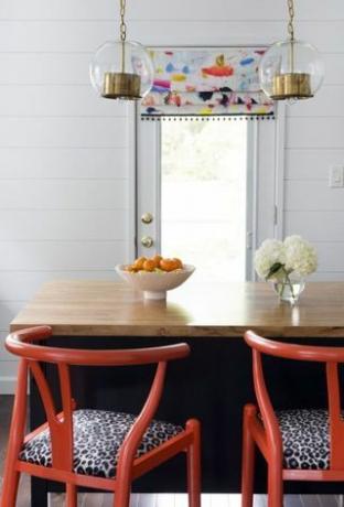 kursi merah di dapur putih dengan dinding berlapis 